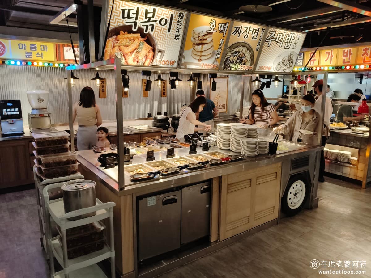 高麗園銅盤烤肉 Citylink南港市場 Citylink南港市場菜單 自助吧在正中央，攤販招牌配上一道道經典小吃的陳設，用餐氣氛營造得很到位。肉品、蔬菜、醬料在正中間，外圍有熟食、湯品、飲料、冰淇淋。 @在地老饕阿府