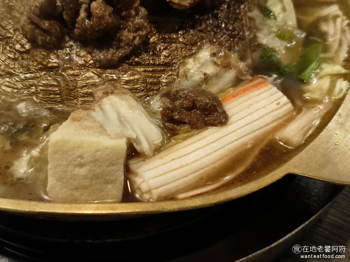 高麗園銅盤烤肉 Citylink南港市場 Citylink南港市場菜單 除了吃烤肉外，旁邊還能煮一些火鍋料，是韓式銅盤烤肉的一大特色，因為烤肉的肉汁會煮到湯裡，所以火鍋料吃起來也帶有烤肉的香氣。 @在地老饕阿府