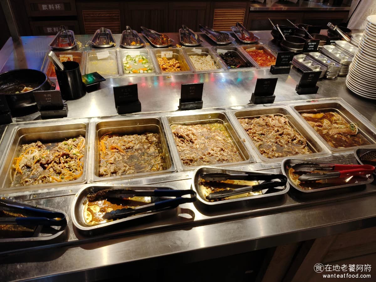 高麗園銅盤烤肉 Citylink南港市場 Citylink南港市場菜單 肉品區 有提供雞肉、豬肉、羊肉、牛五花、和牛肉，肉片會先用帶點水果甜味，跟麻油香氣的方式醃漬。 @在地老饕阿府
