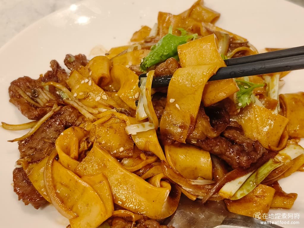 荷李活茶街 荷李活茶街菜單 荷李活茶街價格 大安區美食 大安美食 忠孝復興美食 港式料理 燒臘 港點 河粉上的醬汁，炒得非常均勻，最特別的是，牛肉經過大火爆炒後，吃起來不只非常香，而且也非常軟嫩。牛肉炒的軟嫩就很少見了，真的超好吃。 @在地老饕阿府