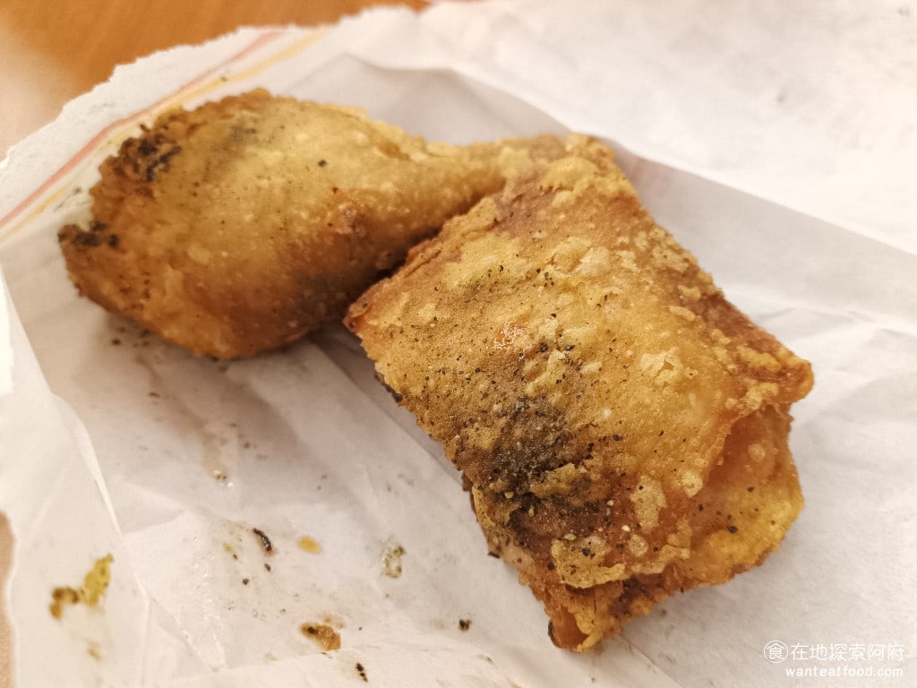 正忠排骨飯保平店 永和美食 永安市場美食 台灣小吃 單點的炸雞腿 《正忠排骨飯保平店》的炸雞腿一定要剛出爐才會比較好吃。炸雞腿其實不是正忠排骨飯的招牌。我問過很多朋友，他們也都覺得正忠排骨飯的炸雞腿吃起來沒有什麼味道。 @在地老饕阿府