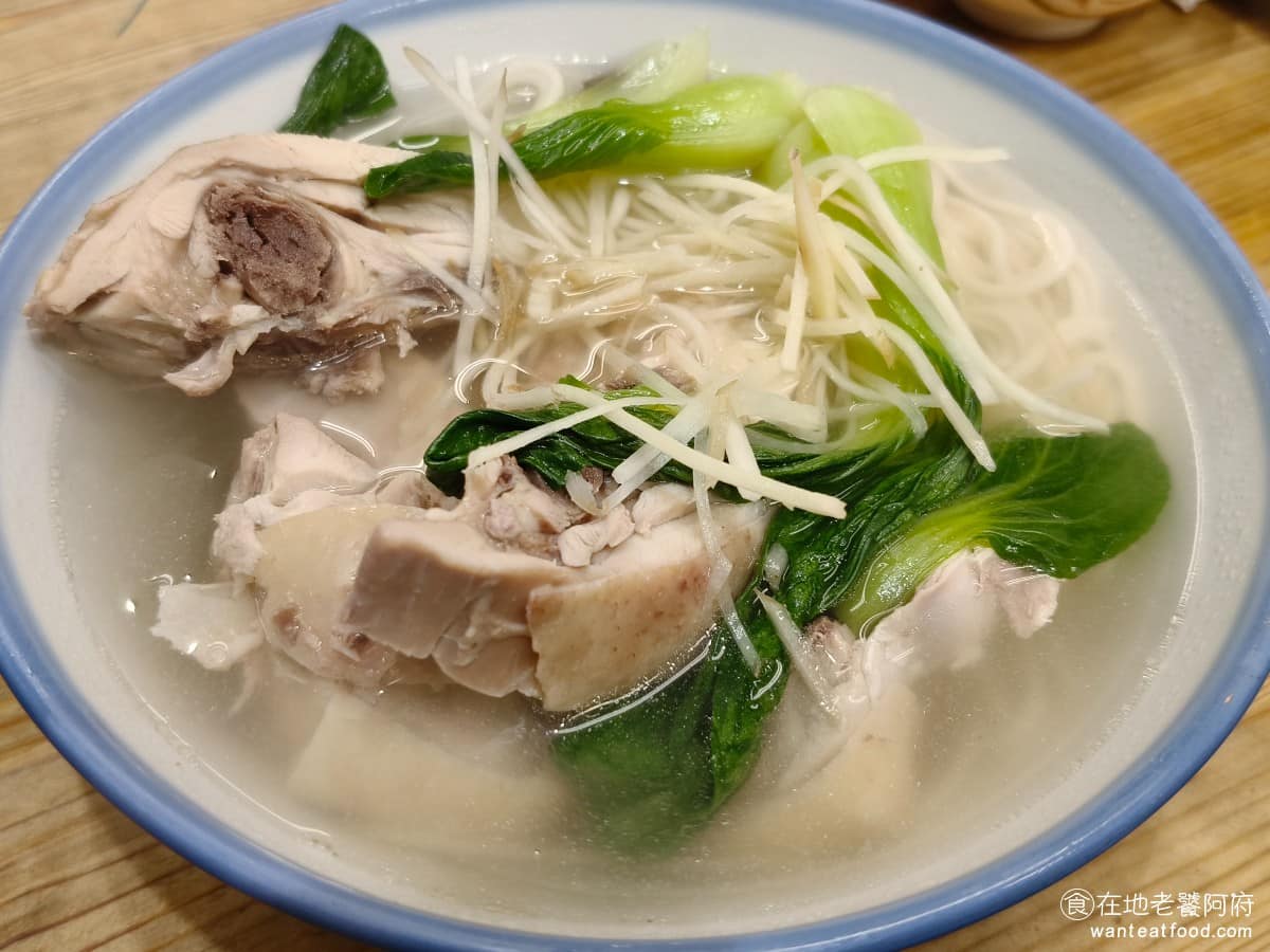 竹林雞肉中和員山店 竹林雞肉中和員山店菜單 竹林雞肉中和員山店推薦 中和區美食 中和美食 台灣小吃 紹興雞麵 湯頭清澈但紹興酒的香氣實際喝起來並不明顯,味道和店內免費提供的雞骨湯接近,風味相對樸實。白麵條Q彈,不容易泡軟,雞腿肉的口感還算不錯。 @在地老饕阿府