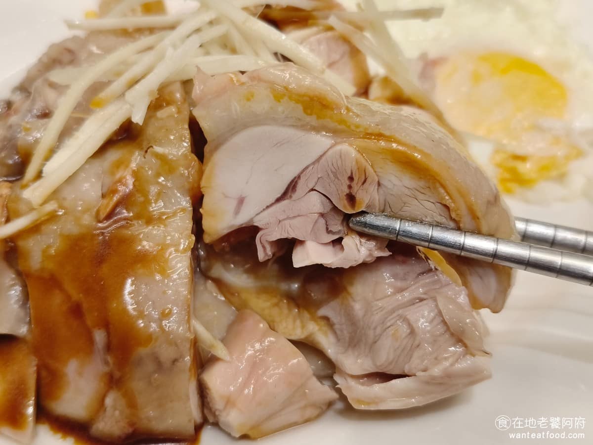 竹林雞肉中和員山店 竹林雞肉中和員山店菜單 竹林雞肉中和員山店推薦 中和區美食 中和美食 台灣小吃 但這種白斬雞肉是冷的,通常我會希望飯是熱的,但結果飯的溫度也不夠,加上米飯口感偏硬,整碗吃起來冷冰冰,完全不順口,這是比較明顯的缺點。 @在地老饕阿府