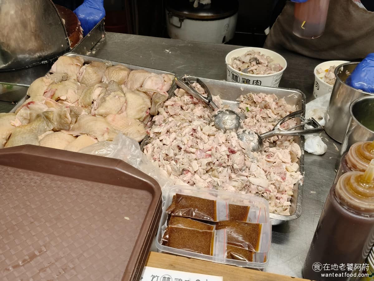 竹林雞肉中和員山店 竹林雞肉中和員山店菜單 竹林雞肉中和員山店推薦 中和區美食 中和美食 台灣小吃 廚房是開放式設計,從外面就能看到備餐過程,作業台分工清楚、秩序井然,從點餐到出餐,通常不超過五分鐘,效率很高。 @在地老饕阿府