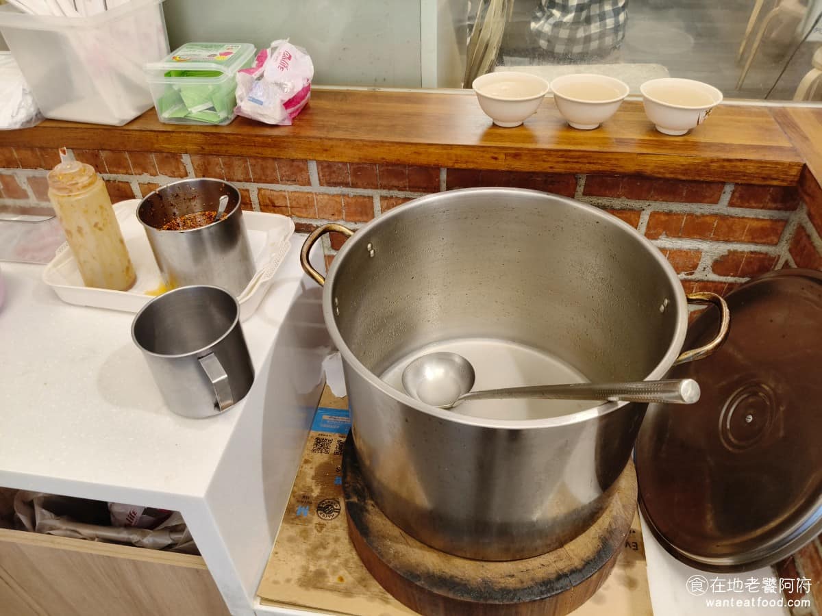 竹林雞肉中和員山店 竹林雞肉中和員山店菜單 竹林雞肉中和員山店推薦 中和區美食 中和美食 台灣小吃 店內自助區提供雞骨高湯免費續喝、多種醬料自取,其中特製辣椒醬很受歡迎,甚至單獨販售。 @在地老饕阿府