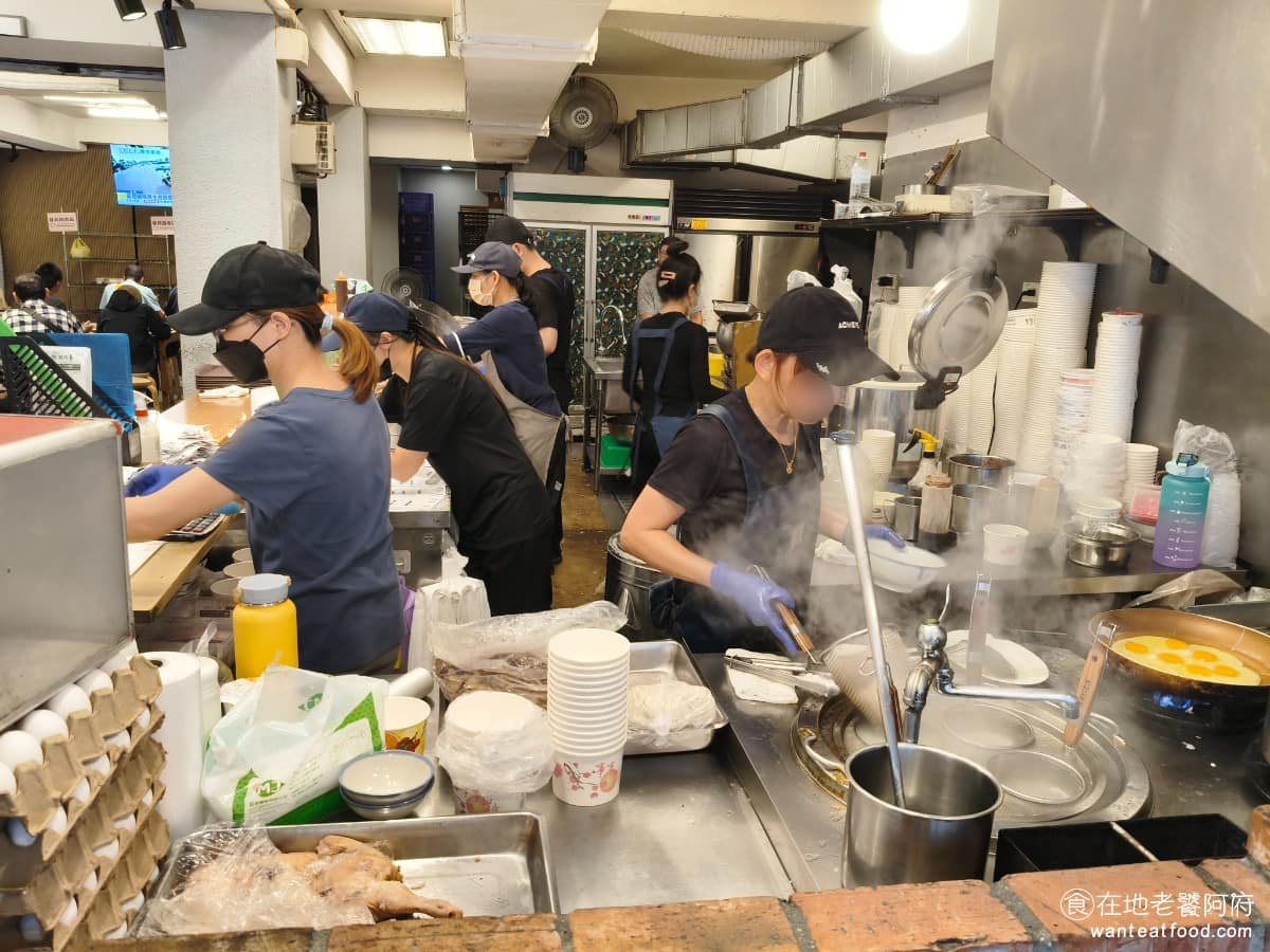 竹林雞肉中和員山店 竹林雞肉中和員山店菜單 竹林雞肉中和員山店推薦 中和區美食 中和美食 台灣小吃 《竹林雞肉》發源地在永和本店,位於竹林路附近,從巷弄裡的小店做起,靠著穩定的雞肉品質和親民的價格,慢慢成為中永和一帶的排隊名店。 @在地老饕阿府