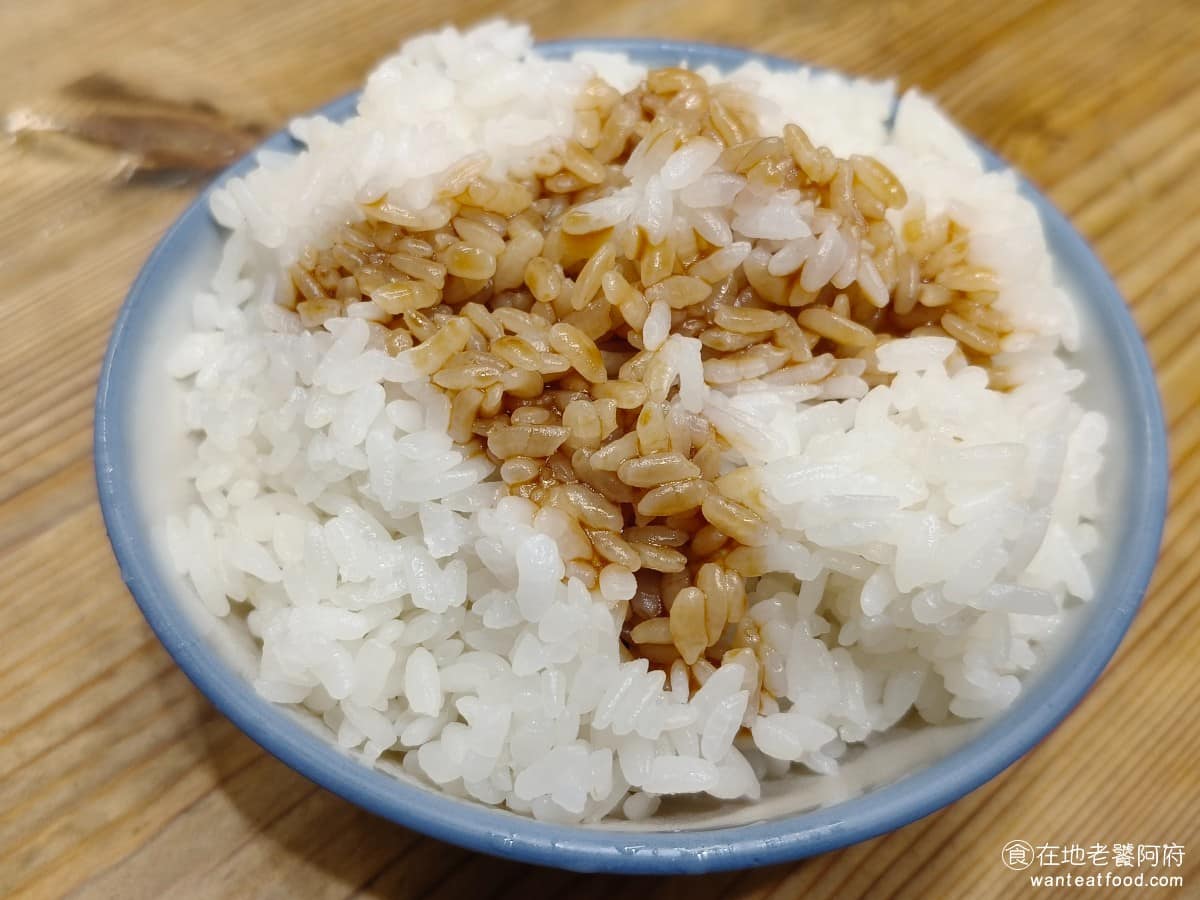 竹林雞肉中和員山店 竹林雞肉中和員山店菜單 竹林雞肉中和員山店推薦 中和區美食 中和美食 台灣小吃 雞油飯 米飯口感偏硬,整碗吃起來冷冰冰,又偏硬,這是比較明顯的缺點,搭配的醬汁味道也比較單純,就是基本的醬油風味,沒有太多層次。 @在地老饕阿府