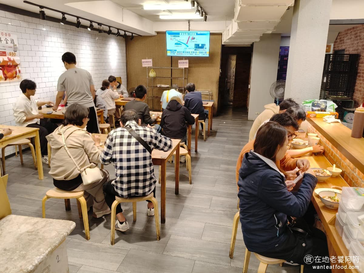 竹林雞肉中和員山店 竹林雞肉中和員山店菜單 竹林雞肉中和員山店推薦 中和區美食 中和美食 台灣小吃 《竹林雞肉 中和員山店》的空間明顯比本店大,室內走乾淨、明亮的路線,木質桌椅、採光不錯,內用座位數充足,門口設有外帶等待區,整體動線規劃算順暢。 @在地老饕阿府