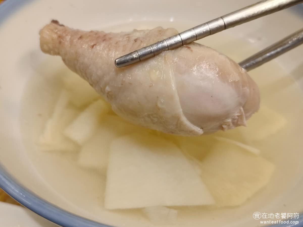 竹林雞肉中和員山店 竹林雞肉中和員山店菜單 竹林雞肉中和員山店推薦 中和區美食 中和美食 台灣小吃 筍子湯裡面的雞腿肉質還算軟嫩,但吃起來沒有特別的調味。 @在地老饕阿府