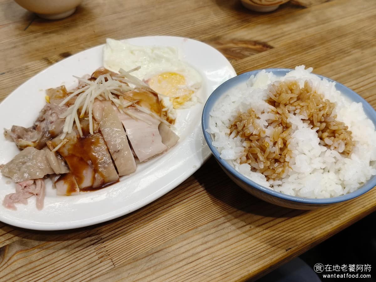 竹林雞肉中和員山店 竹林雞肉中和員山店菜單 竹林雞肉中和員山店推薦 中和區美食 中和美食 台灣小吃 竹林雞腿飯 雞油飯搭配雞肉切盤,搭配薑絲和醬油膏,是偏傳統口味的吃法,旁邊附上雞油飯,名字雖然叫「雞油飯」,但實際上吃到的雞油香氣,幾乎沒有。 @在地老饕阿府