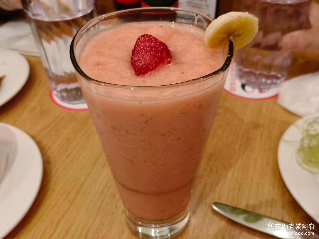 TGI FRIDAYS 星期五美式餐廳裕隆城餐廳 星期五美式餐廳裕隆城餐廳菜單 金質獎章 是以新鮮香蕉和草莓作為基底,部分店家的做法可能有所不同,《FRIDAYS 美式餐廳 裕隆城店》反而草莓的比例多加一些,所以整杯草莓味較重,像是草莓果汁。 @在地老饕阿府