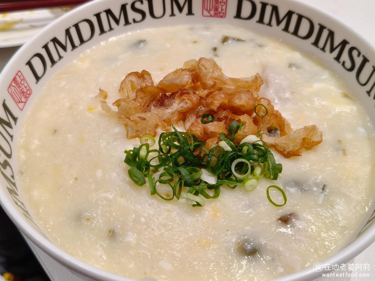 點點心台灣林口三井店 點點心台灣林口三井店菜單 點點心台灣林口三井店推薦 林口區美食 林口美食 皮蛋瘦肉粥 料的豐富度沒有問題,皮蛋給得大方,再搭配油條、青蔥和豬肉片,內容物算扎實,但湯頭幾乎沒什麼味道,整碗粥吃下來,沒有特別的印象,表現較差。 @在地老饕阿府