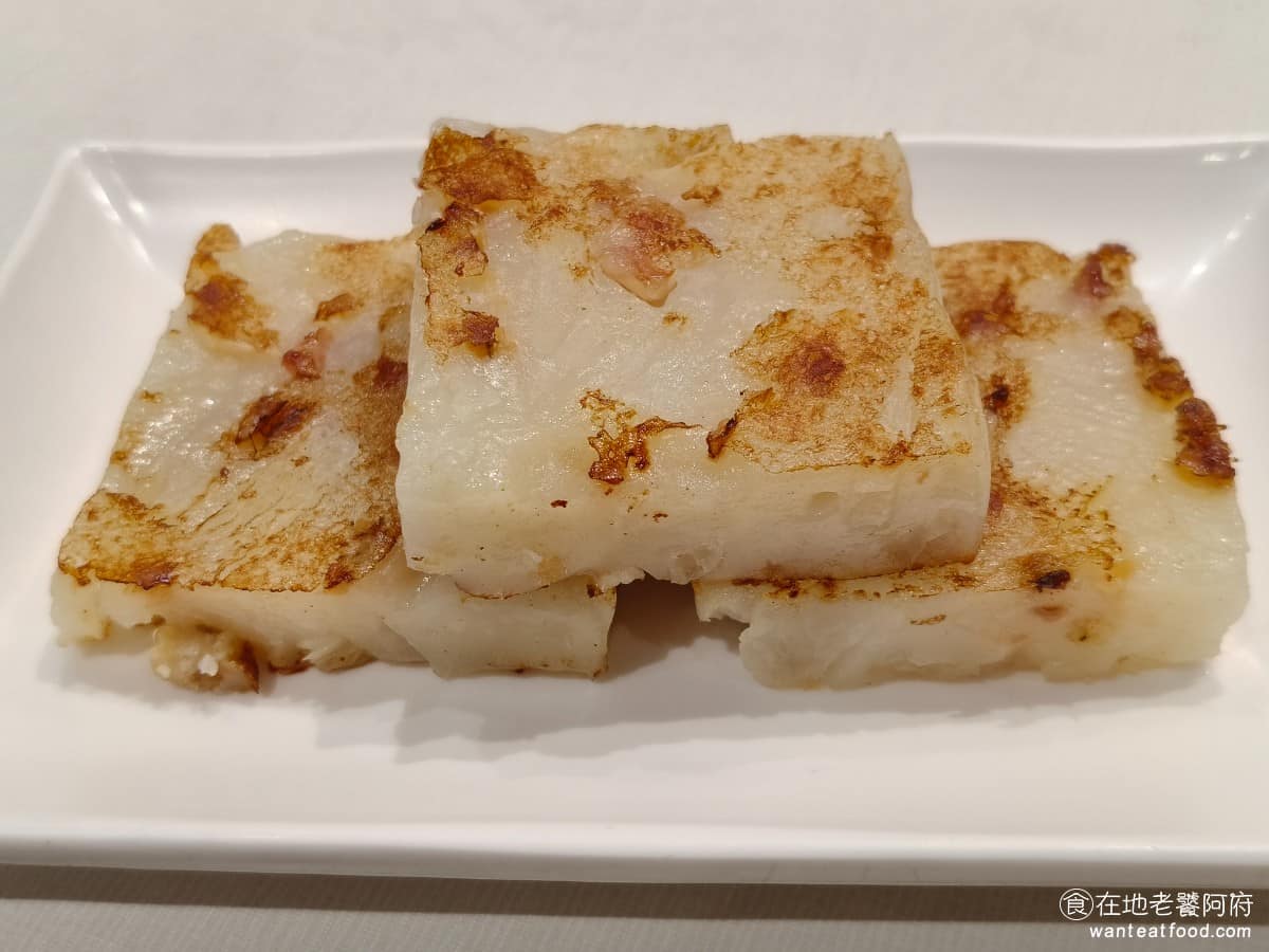 點點心台灣林口三井店 點點心台灣林口三井店菜單 點點心台灣林口三井店推薦 林口區美食 林口美食 蘿蔔糕 外皮煎得金黃酥脆,裡面軟嫩還能咬到蘿蔔顆粒的口感,本身味道就夠,搭配附上的海鮮醬或辣椒醬,讓口感更豐富。份量只有3片,餐點表現穩定。 @在地老饕阿府