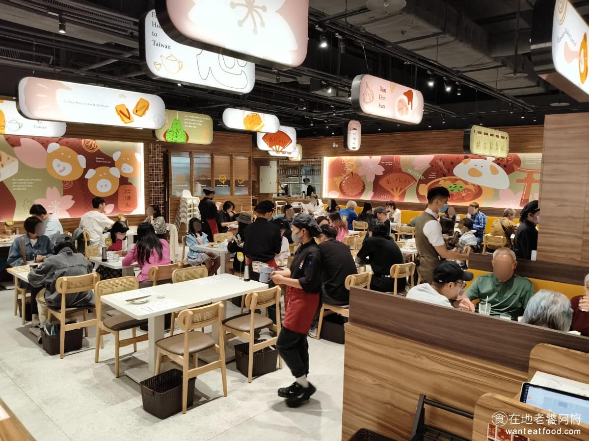 點點心台灣林口三井店 點點心台灣林口三井店菜單 點點心台灣林口三井店推薦 林口區美食 林口美食 《點點心 林口三井店》的裝潢風格,延續品牌一貫調性,以亮紅色、黃色、藍色為主視覺,搭配懸掛式彩色燈箱和鳥籠燈飾,空間七彩繽紛,有幾分港式街道的氛圍。 @在地老饕阿府