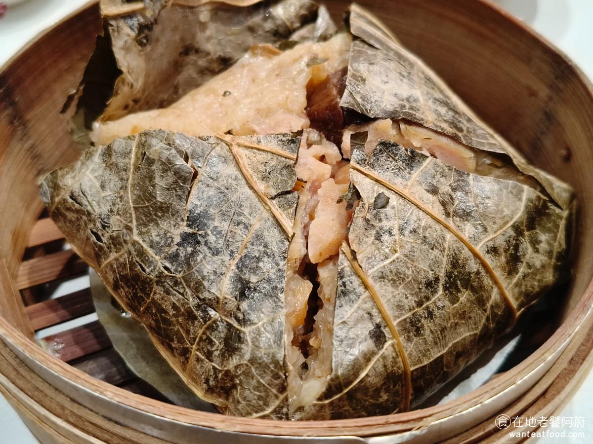 點點心台灣林口三井店 點點心台灣林口三井店菜單 點點心台灣林口三井店推薦 林口區美食 林口美食 懷舊糯米雞 荷葉包裹糯米雞是傳統做法,但荷葉選得不好,帶有的苦澀味,滲進了米飯裡,所以飯吃起來,有明顯的苦味,嚴重影響整體的口感,米飯本身的味道也偏淡,完全不推薦點。 @在地老饕阿府