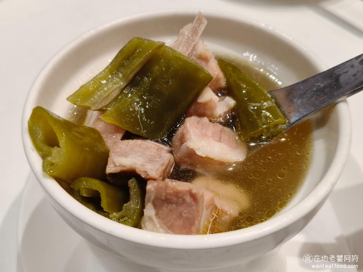 點點心台灣林口三井店 點點心台灣林口三井店菜單 點點心台灣林口三井店推薦 林口區美食 林口美食 剝皮辣椒排骨湯 湯頭非常濃郁,剝皮辣椒微辣,但如果喝多了,慢慢就會累積辣度,排骨的肉質吃起來還算軟嫩,非常推薦給喜歡剝皮辣椒湯的人點。 @在地老饕阿府