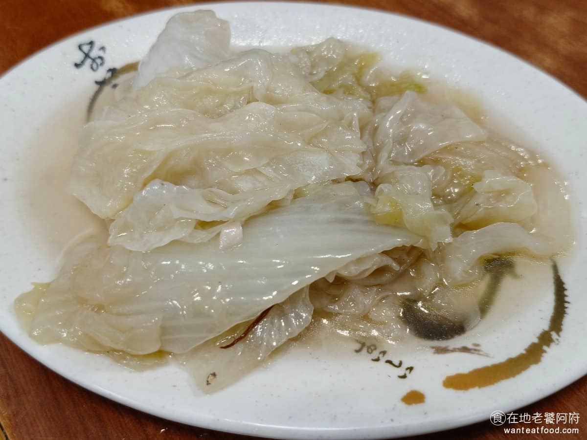 味家魯肉飯 味家魯肉飯菜單 味家魯肉飯推薦 信義區美食 信義美食 市政府美食 白菜滷 做法偏傳統，白菜燉煮到軟爛入味，纖維一夾就散開，吃起來清甜不油膩，剛好平衡滷肉飯和其他肉類。 @在地老饕阿府