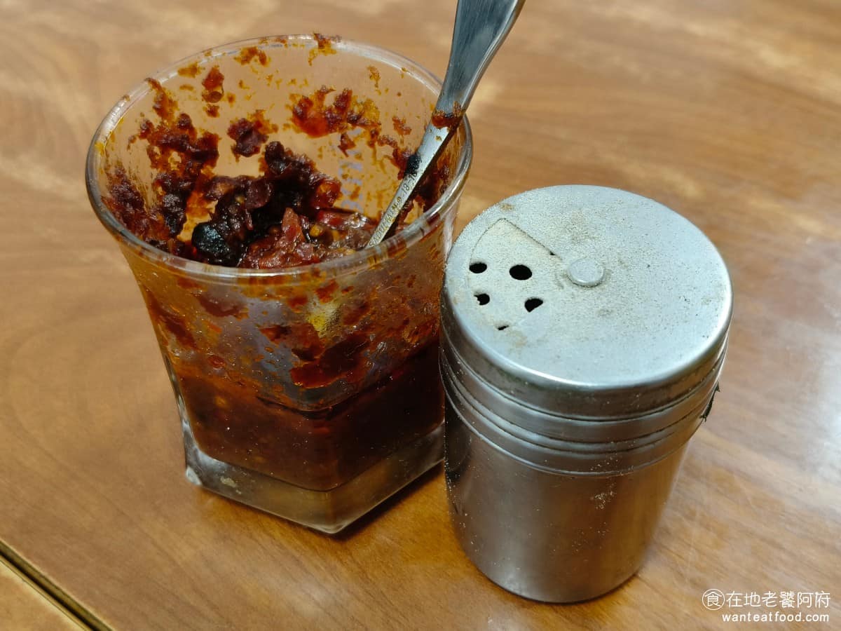 味家魯肉飯 味家魯肉飯菜單 味家魯肉飯推薦 信義區美食 信義美食 市政府美食 點餐沒有紙本菜單，牆上貼著價目表，想吃什麼直接跟店員說就行，老闆娘記憶力很好，是很接地氣的點餐方式，桌上備有筷子、牙籤、胡椒鹽，和辣椒醬。 @在地老饕阿府