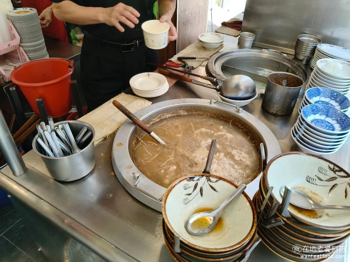 味家魯肉飯 味家魯肉飯菜單 味家魯肉飯推薦 信義區美食 信義美食 市政府美食 《味家魯肉飯》很少上新聞版面，網路聲量不算高，但用餐時段常常一位難求，附近的上班族、學生和居民是主要客群，也有不少國外觀光客會特地繞過來吃一碗。 @在地老饕阿府