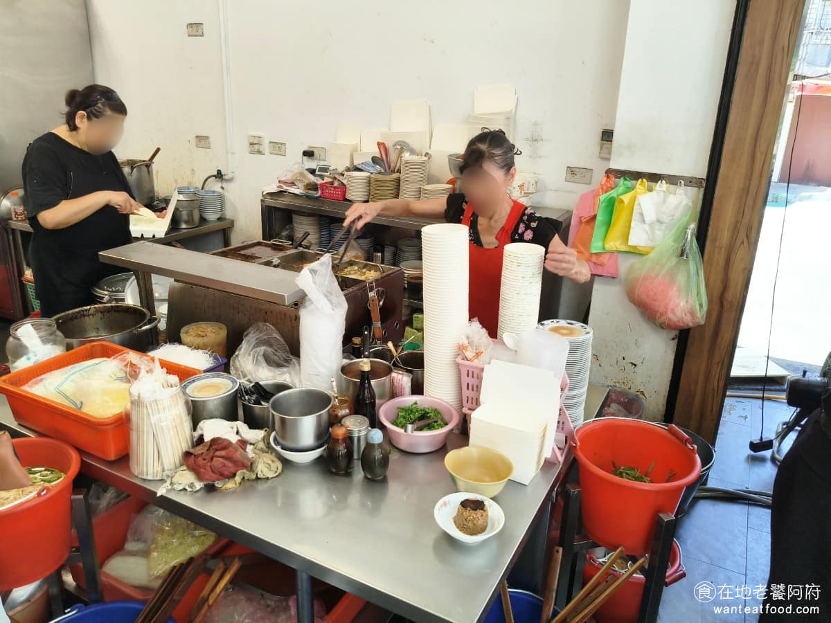 味家魯肉飯 味家魯肉飯菜單 味家魯肉飯推薦 信義區美食 信義美食 市政府美食 《味家魯肉飯》早期店門口，就是一個簡單的攤車，掛著「筒仔米糕、排骨酥湯」的字樣，連正式店名都不沒有，多數食客是憑印象，稱它為《味家魯肉飯》，才有了地圖的店名標記。 @在地老饕阿府