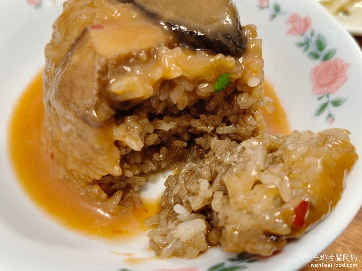 味家魯肉飯 味家魯肉飯菜單 味家魯肉飯推薦 信義區美食 信義美食 市政府美食 主要的配料都在外圍，有香菇、瘦肉和小蝦米，外層因為有醬汁，所以吃起來比較濕潤，可是吃到內部的米飯，就會發覺太乾，難怪很多人說這裡的筒仔米糕不是他的強項。 @在地老饕阿府