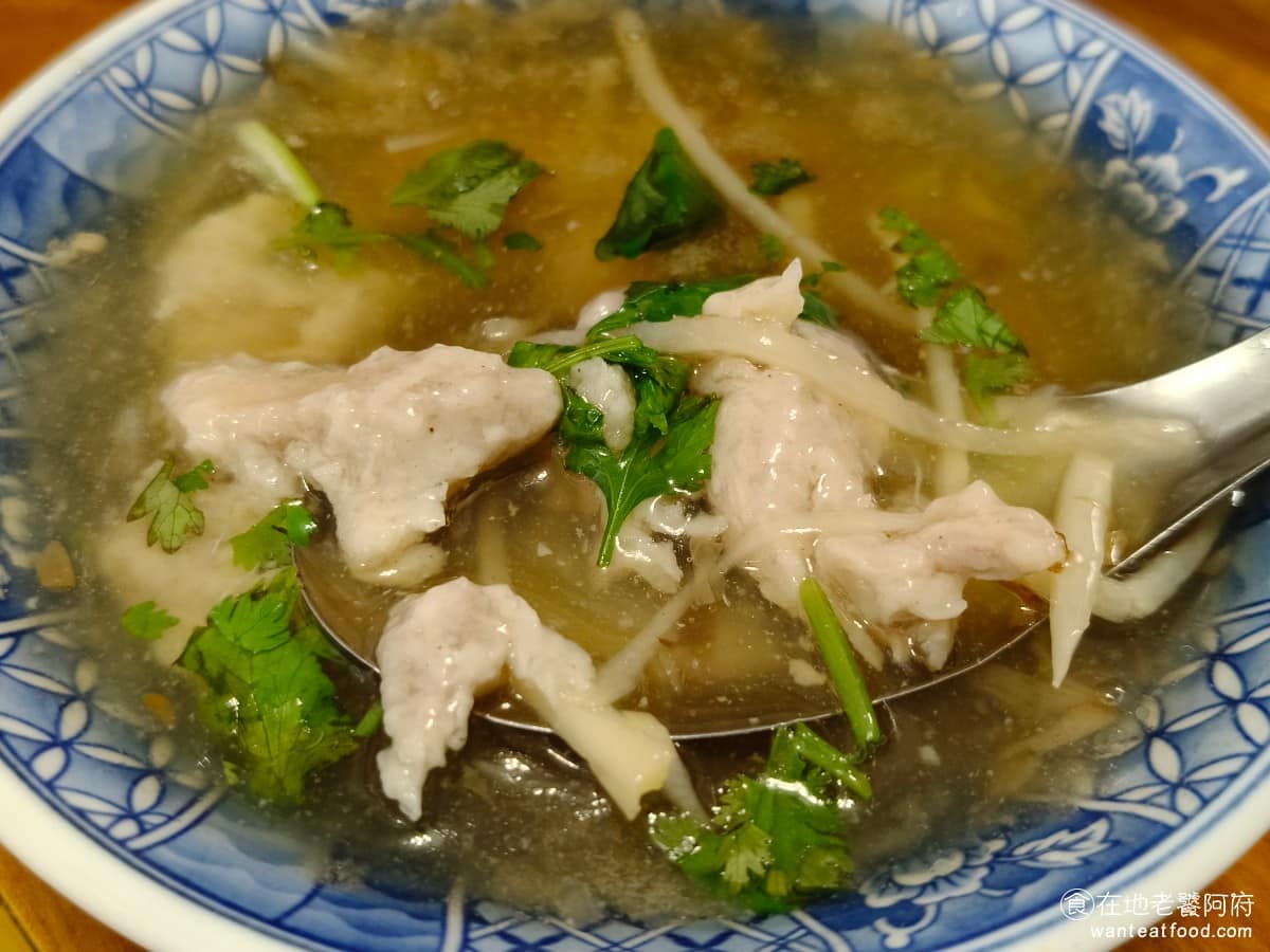 味家魯肉飯 味家魯肉飯菜單 味家魯肉飯推薦 信義區美食 信義美食 市政府美食 裡面的配料非常扎實，有筍子、香菜、肉羹。湯頭加了不少的大蒜，吃起來蒜味十足，還有加醋味道微酸，配滷肉飯吃，吃的超順，推薦點。 @在地老饕阿府