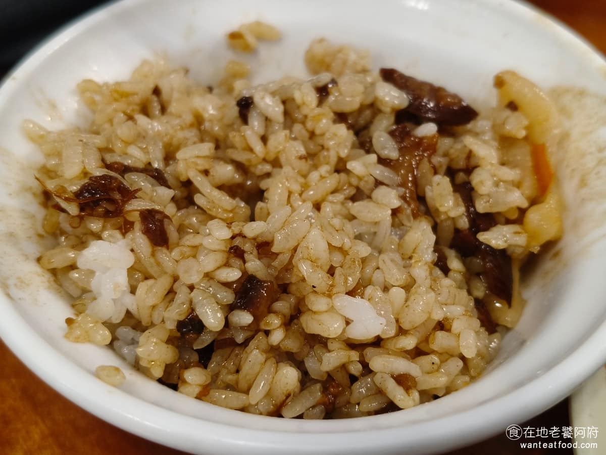 味家魯肉飯 味家魯肉飯菜單 味家魯肉飯推薦 信義區美食 信義美食 市政府美食 攪拌起來吃起來，非常有鹹度，口味不會太甜，完全是標準北部滷肉飯的做法，而且瘦肉的比例也蠻高的。雖然不錯吃，但是吃慣南部那種比較甜的口味之後，還是會覺得這種滷肉飯比較普通一點。 @在地老饕阿府