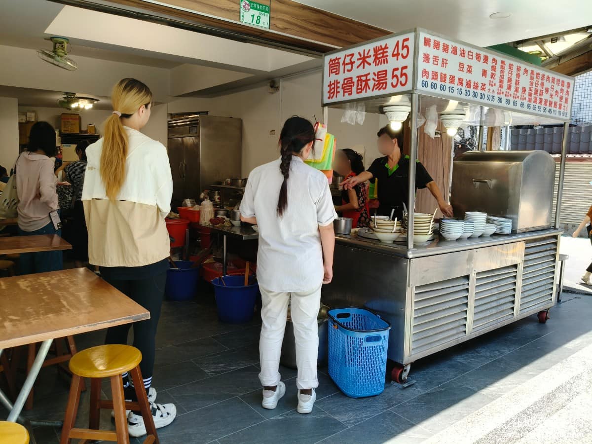 味家魯肉飯 味家魯肉飯菜單 味家魯肉飯推薦 信義區美食 信義美食 市政府美食 價格是《味家魯肉飯》的優勢。在信義區這種寸土寸金的地段，單品大多落在 30 元到 65 元間，一人用餐通常不到一百元就能吃飽，這在附近算是很難得的價位。 @在地老饕阿府