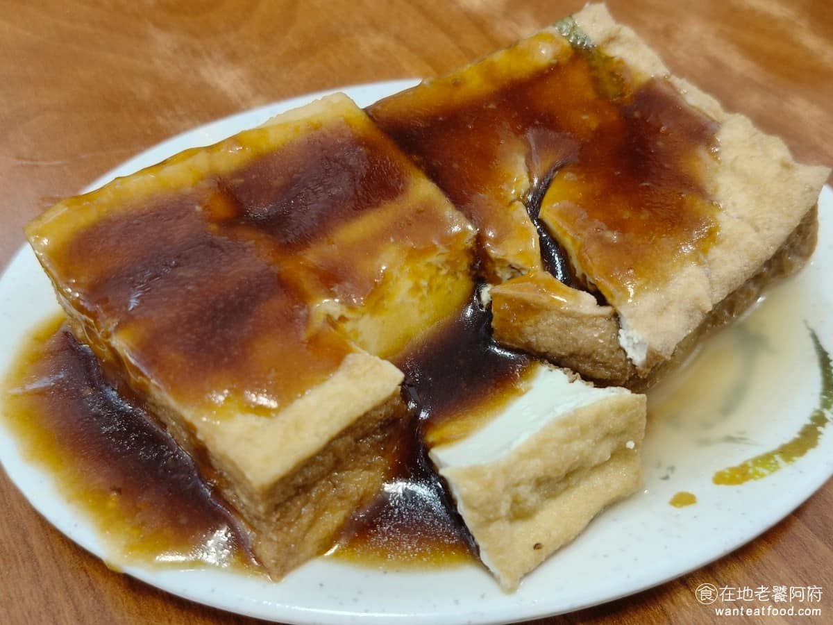 味家魯肉飯 味家魯肉飯菜單 味家魯肉飯推薦 信義區美食 信義美食 市政府美食 油豆腐 份量給得多，豆腐吃起來口感軟，而且很新鮮，淋上醬油膏，口味鹹甜適中，鹹度很夠，配飯吃很下飯。 @在地老饕阿府