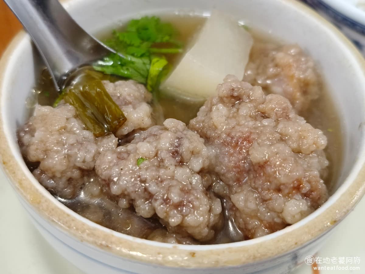 味家魯肉飯 味家魯肉飯菜單 味家魯肉飯推薦 信義區美食 信義美食 市政府美食 排骨酥煮得很久，所以外皮幾乎完全軟化，而且會吸不少油，所以吃起來就會覺得比較油膩，可以簡單嚐幾口就好。 @在地老饕阿府