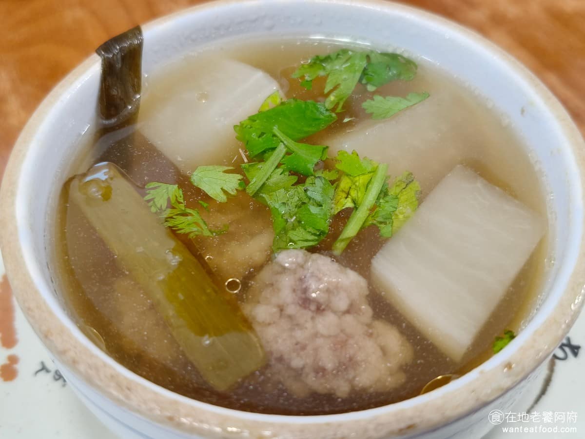 味家魯肉飯 味家魯肉飯菜單 味家魯肉飯推薦 信義區美食 信義美食 市政府美食 排骨酥湯 湯頭走清爽路線，没有加太多油蔥或重口味的醬色，裡頭的蘿蔔燉得透，排骨酥則燉到相當軟，幾乎輕輕一咬就化開。 @在地老饕阿府