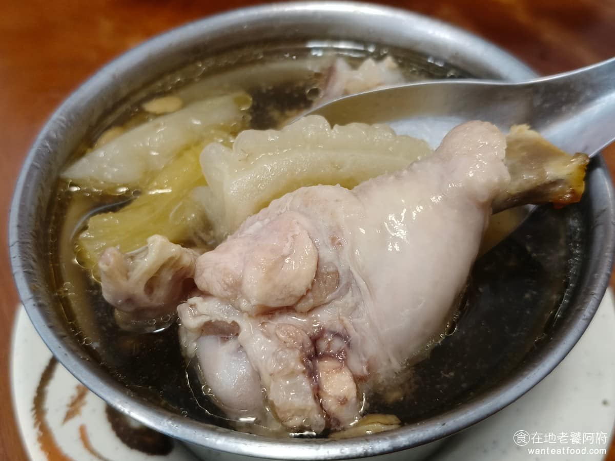 味家魯肉飯 味家魯肉飯菜單 味家魯肉飯推薦 信義區美食 信義美食 市政府美食 裡面同時有一隻雞腿，還有一個雞翅，肉質份量多，湯也給得不少，整碗湯喝起來很濃郁，而且只要 60 元，CP 值超高，蠻推薦點的。 @在地老饕阿府