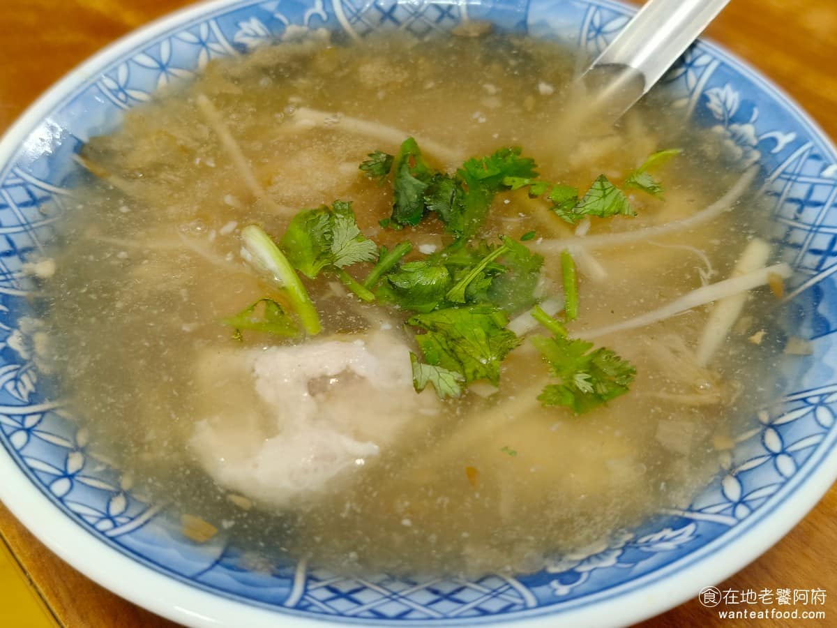 味家魯肉飯 味家魯肉飯菜單 味家魯肉飯推薦 信義區美食 信義美食 市政府美食 香菇肉羹麵 肉羹口感有彈性，能吃到豬肉本身的香氣，不是單純魚漿的口感，搭配Q彈的麵線，泡在用大骨和柴魚熬的湯頭裡，湯頭清爽帶甘甜。 @在地老饕阿府