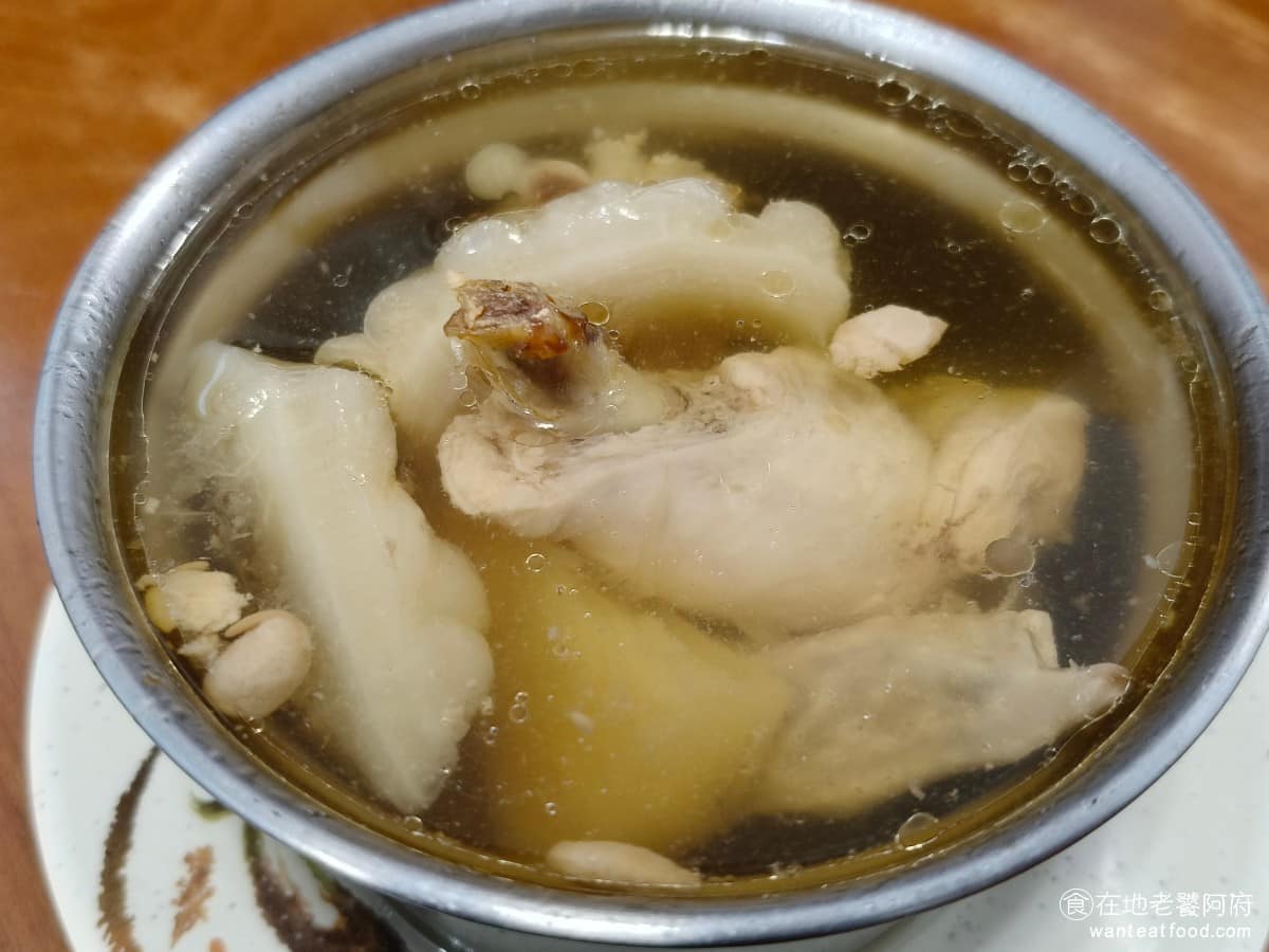 味家魯肉飯 味家魯肉飯菜單 味家魯肉飯推薦 信義區美食 信義美食 市政府美食 鳳梨苦瓜雞湯 雞肉燉到骨肉分離，筷子輕輕一撥，就能分開肉質軟嫩，鳳梨苦瓜雞湯喝起來甘甜回甘，苦瓜完全不苦，蛤仔雞湯則多了蛤仔的鮮味。 @在地老饕阿府