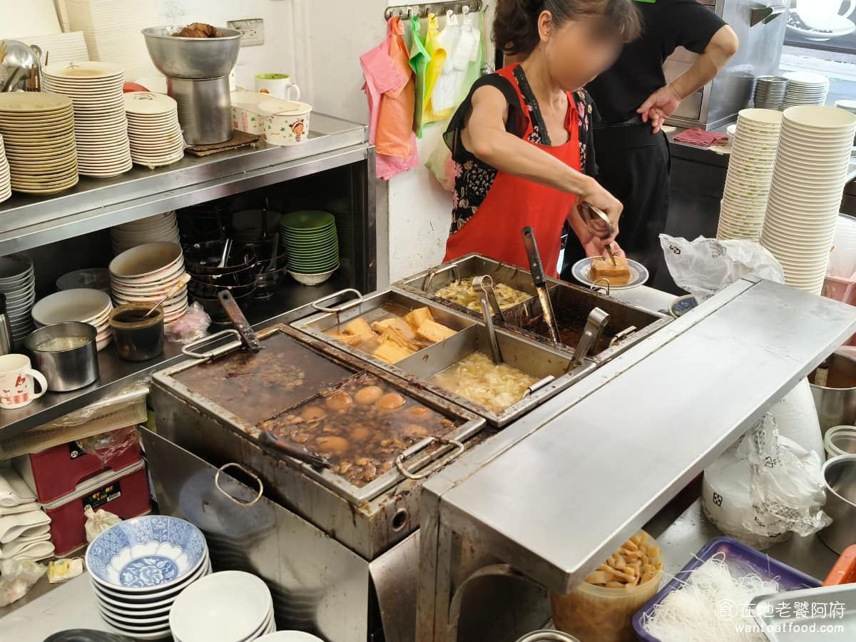 味家魯肉飯 味家魯肉飯菜單 味家魯肉飯推薦 信義區美食 信義美食 市政府美食 店門口是主要的料理區，一鍋滾著羹湯，另一鍋用來燙麵，往店內走後方擺著各種滷味，滷汁香氣飄散，老闆娘態度也很親切。 @在地老饕阿府