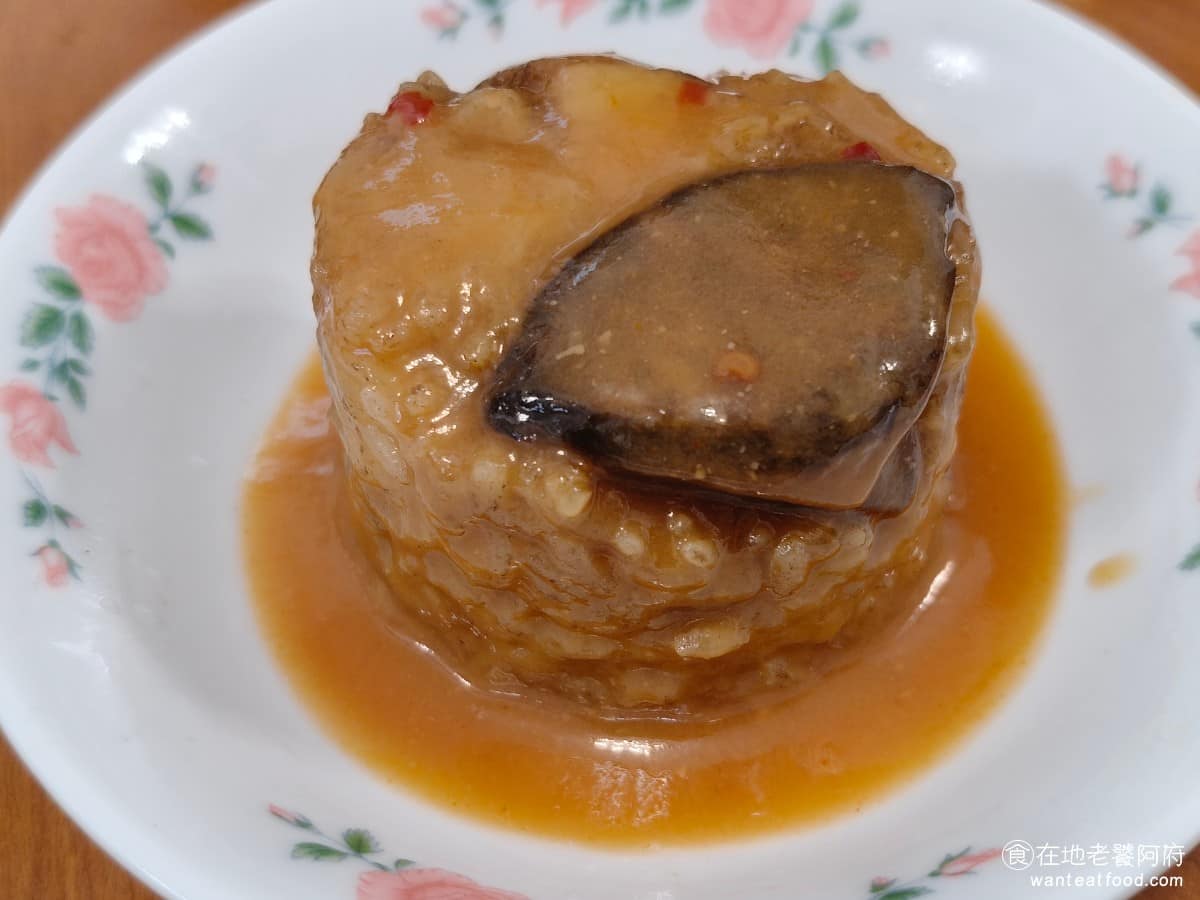 味家魯肉飯 味家魯肉飯菜單 味家魯肉飯推薦 信義區美食 信義美食 市政府美食 筒仔米糕 糯米蒸得軟中帶點Q勁，沒有過度濕黏，上面鋪著香菇和一塊瘦肉片，再淋上偏甜的醬汁，醬汁調味比較普通，整體表現算是穩定。 @在地老饕阿府