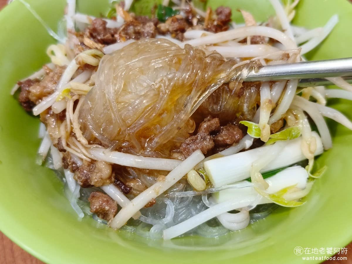 味家魯肉飯 味家魯肉飯菜單 味家魯肉飯推薦 信義區美食 信義美食 市政府美食 冬粉上面加的肉燥，就是滷肉飯的肉燥，吃起來的味道和滷肉飯差不多，冬粉還會加上一些韭菜和豆芽菜，攪拌起來吃，會覺得比滷肉飯更清爽，冬粉的口感也非常Q彈好吃。 @在地老饕阿府
