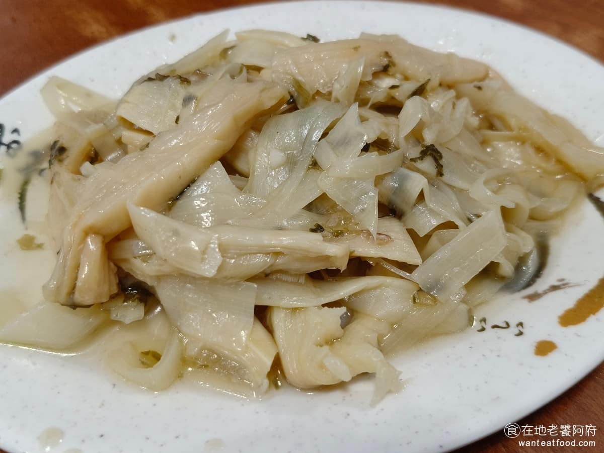 味家魯肉飯 味家魯肉飯菜單 味家魯肉飯推薦 信義區美食 信義美食 市政府美食 魯筍絲 煮得非常的軟，不算特別的脆，但吃起來不會油膩，味道上不會太酸，因為份量給得多，作為搭配的配菜，其實還不錯。 @在地老饕阿府