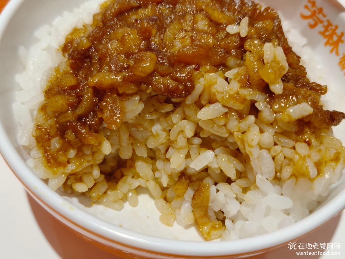 芳琳魯肉飯 芳琳魯肉飯菜單 芳琳魯肉飯推薦 內湖區美食 內湖美食 西湖美食 味道確實和鬍鬚張很像,能做到這麼接近,確實不簡單,只不過相比之下,還是少了那麼點香氣,會有一種簡單加熱出來的感覺。 @在地老饕阿府