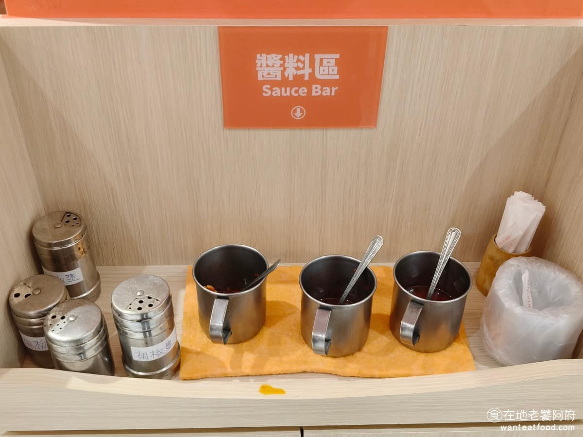 芳琳魯肉飯 芳琳魯肉飯菜單 芳琳魯肉飯推薦 內湖區美食 內湖美食 西湖美食 醬料區有提供辣椒、胡椒鹽、和胡椒粉。 @在地老饕阿府
