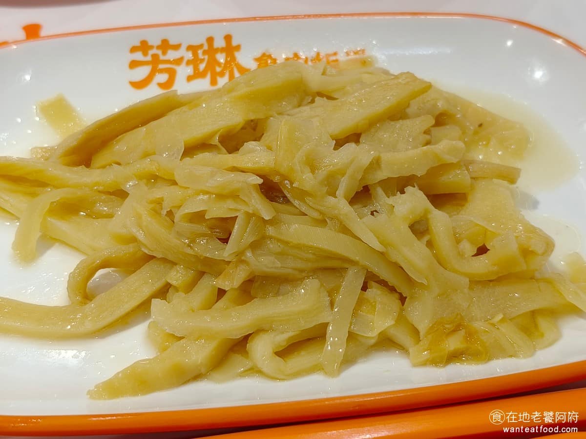 芳琳魯肉飯 芳琳魯肉飯菜單 芳琳魯肉飯推薦 內湖區美食 內湖美食 西湖美食 魯筍絲 《芳琳魯肉飯》的筍絲味道,和鬍鬚張也超級像,而且口感非常軟,味道微酸,也不油膩,非常下飯,是所有小菜裡面覺得最好吃的,完全必點。 @在地老饕阿府