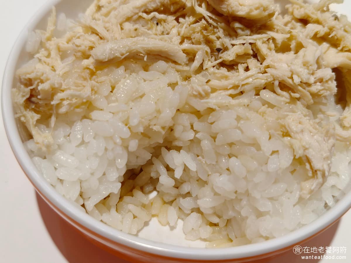 芳琳魯肉飯 芳琳魯肉飯菜單 芳琳魯肉飯推薦 內湖區美食 內湖美食 西湖美食 底部的雞油醬汁,也加了不少,吃起來完全不會乾,還算是好吃的雞肉飯,但缺點也和滷肉飯一樣,就是感受不到香氣。 @在地老饕阿府