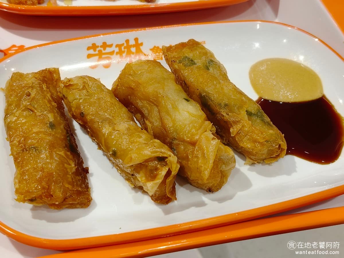 芳琳魯肉飯 芳琳魯肉飯菜單 芳琳魯肉飯推薦 內湖區美食 內湖美食 西湖美食 炸蝦捲 以前我們常點的蹄膀,好像沒有賣了,所以才改點蝦捲,旁邊搭配芥末醬,吃了一口,發現完全不行,炸得不夠脆,裡面吃起來也不夠熱,而且油耗味非常重。 @在地老饕阿府