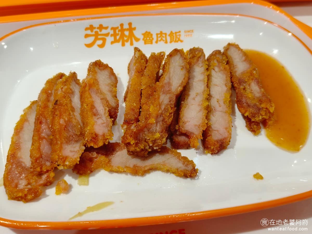 芳琳魯肉飯 芳琳魯肉飯菜單 芳琳魯肉飯推薦 內湖區美食 內湖美食 西湖美食 紅麴燒肉 鬍鬚張也有完全相同的餐點,外皮炸過裡面的肉有醃製過,直接吃就非常有味道,旁邊搭配的是酸甜醬。 @在地老饕阿府