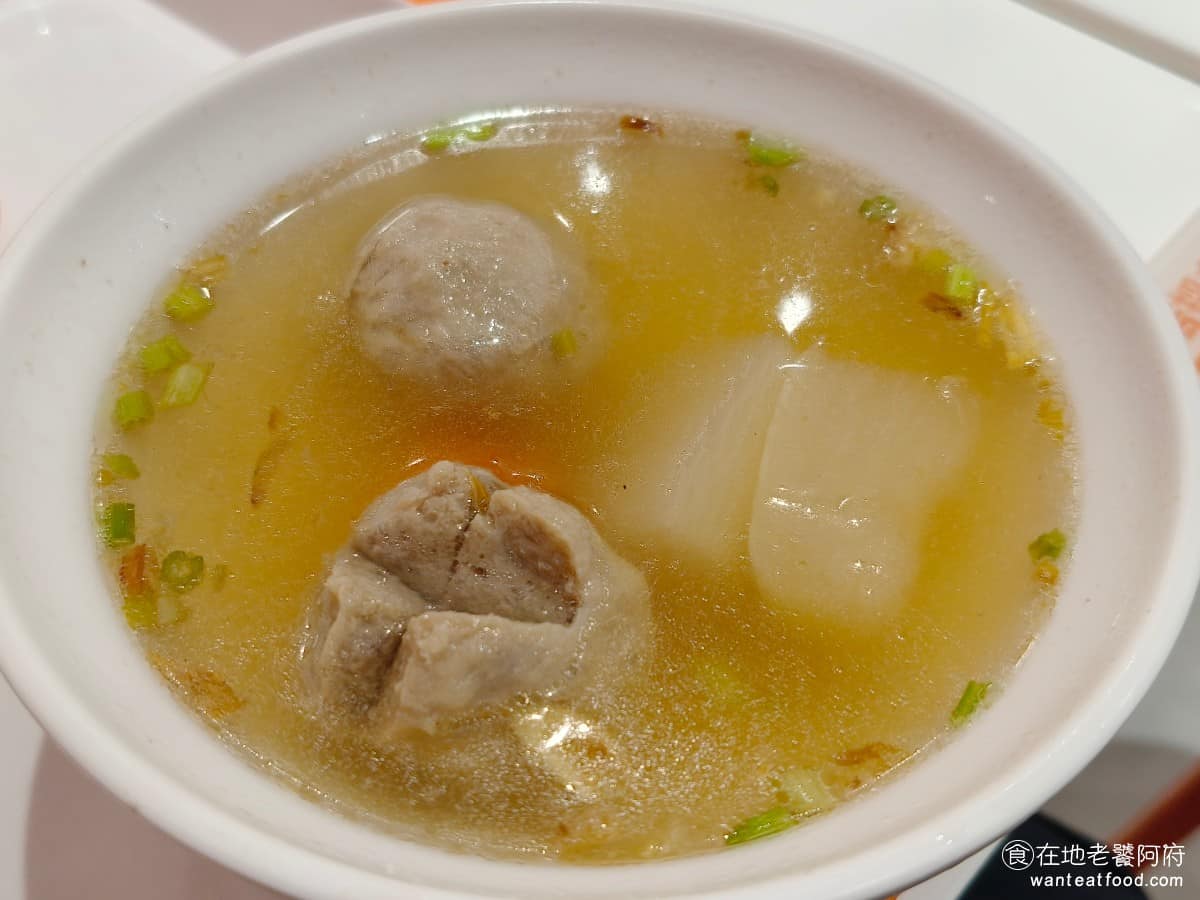芳琳魯肉飯 芳琳魯肉飯菜單 芳琳魯肉飯推薦 內湖區美食 內湖美食 西湖美食 貢丸湯 裡面有兩顆貢丸,同時還會放一點菜頭,想要兩種都吃到的話,推薦直接點這個。 @在地老饕阿府