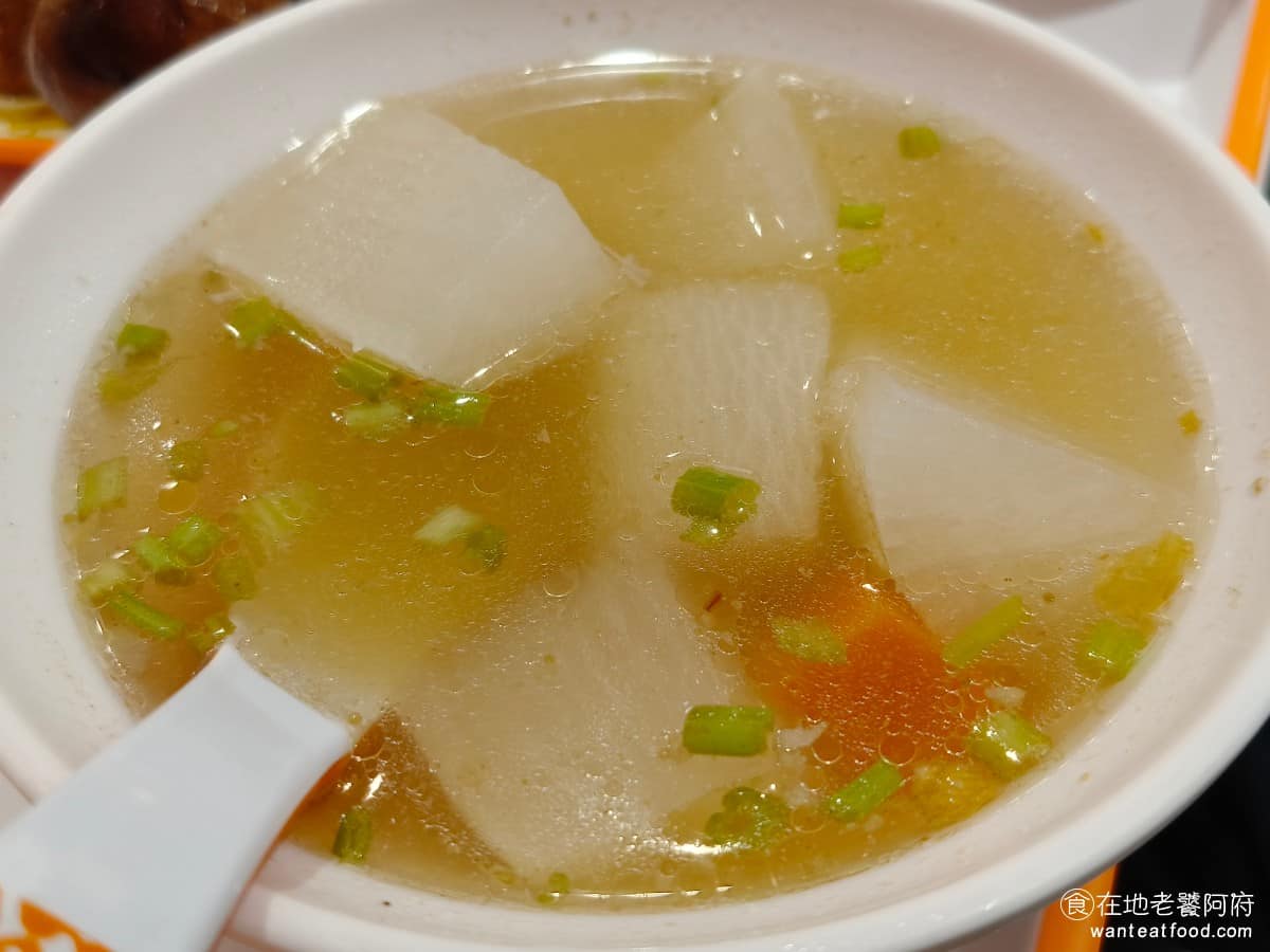 芳琳魯肉飯 芳琳魯肉飯菜單 芳琳魯肉飯推薦 內湖區美食 內湖美食 西湖美食 菜頭湯 有滿滿的蘿蔔,還有紅蘿蔔一塊,份量給得扎實,湯頭有放油蔥酥和芹菜,喝起來非常香。這裡的湯,還蠻有水準的。 @在地老饕阿府