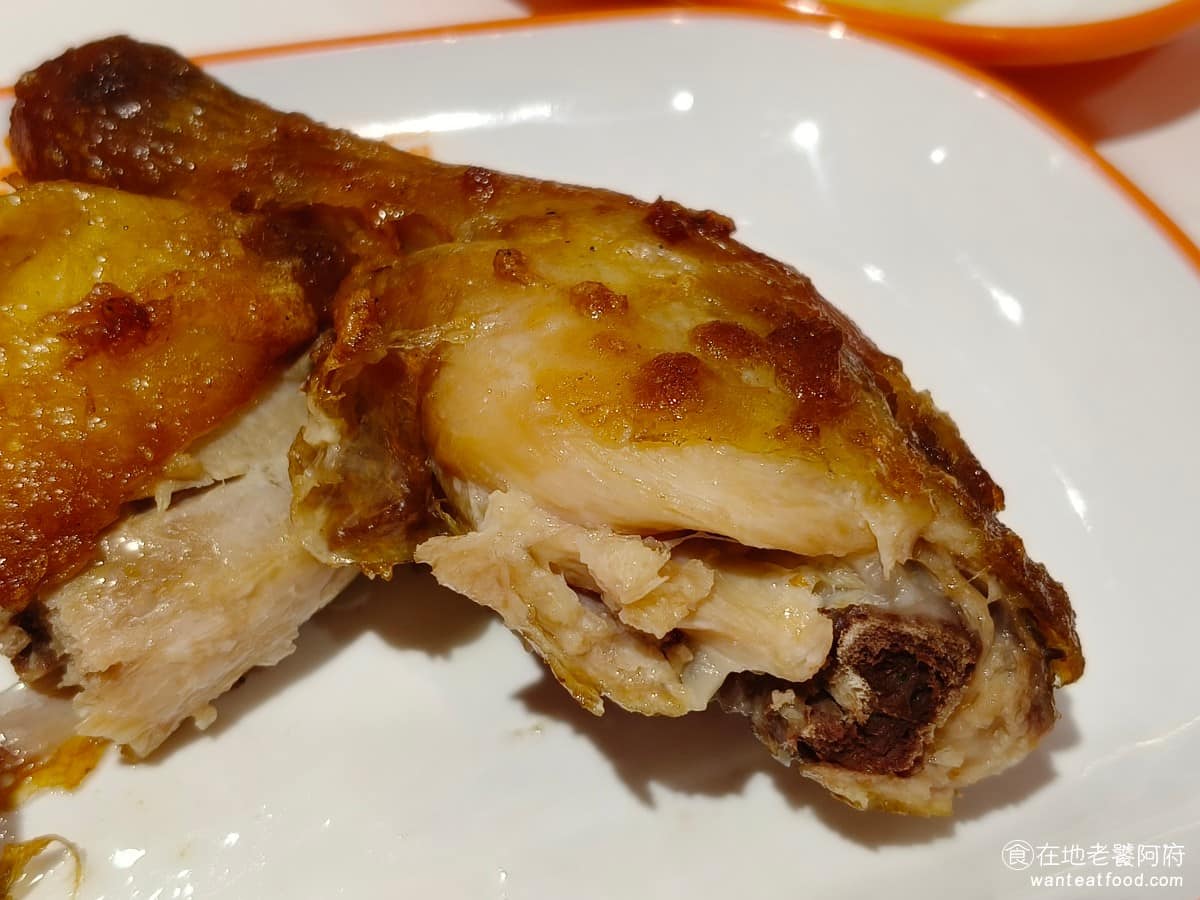芳琳魯肉飯 芳琳魯肉飯菜單 芳琳魯肉飯推薦 內湖區美食 內湖美食 西湖美食 吃了一口後,個人覺得完全不行,外皮雖然炸得脆,但是某些部位炸的超級硬,硬到都咬不動,裡面的雞腿肉本身醃製得很入味,但也是炸得太乾,也是無法咬,吃的過程非常痛苦。 @在地老饕阿府