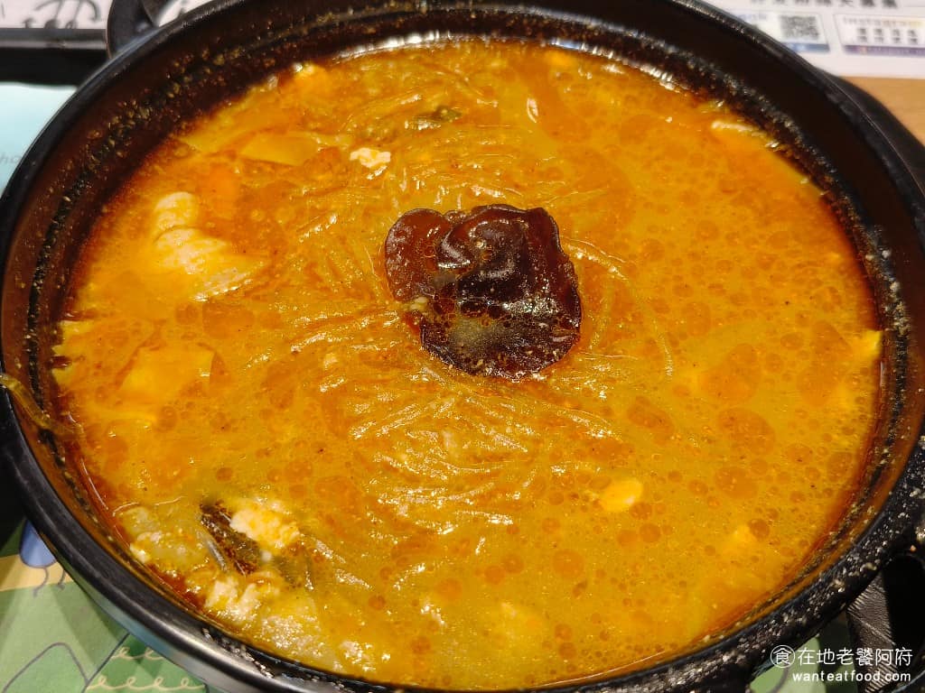 嘉義林聰明沙鍋魚頭台北南港店 嘉義林聰明沙鍋魚頭台北南港店菜單 主食可以選白飯、火雞肉飯,或加價換冬粉,我選的是冬粉,但後來覺得應該要店雞肉飯,因為冬粉也是一樣的湯頭,雞肉飯還可多一味。畢竟是嘉義的名店,雞肉飯也是值得吃的,飲料是洛梅飲,喝起來酸味十足很開胃。 @在地老饕阿府