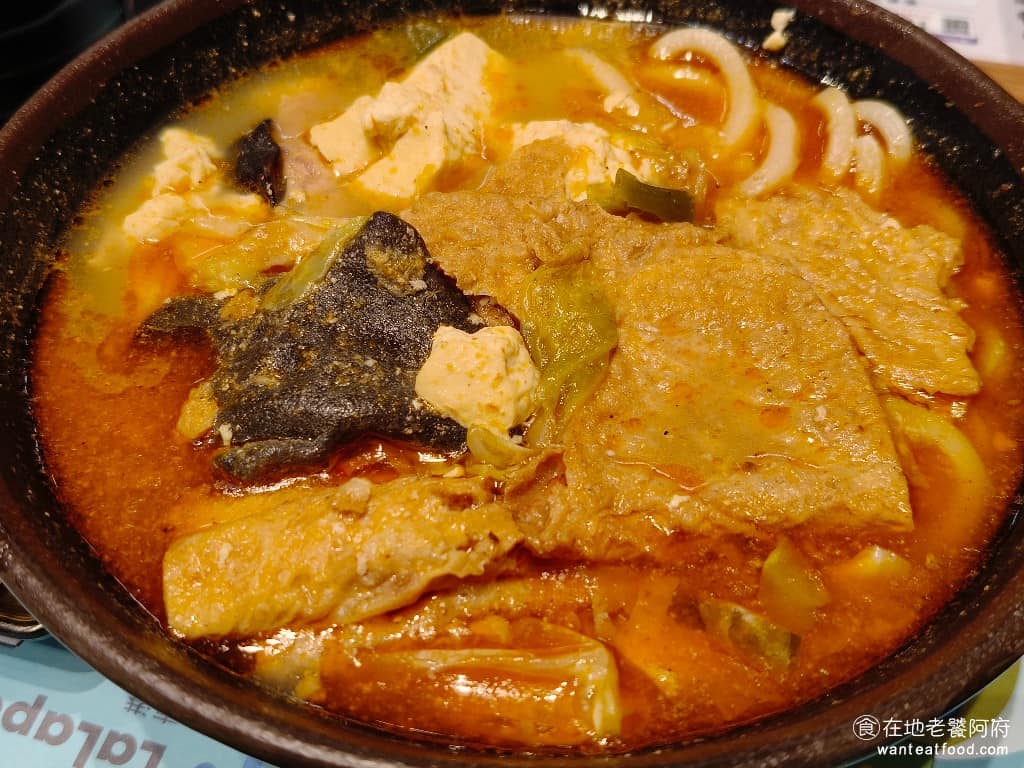 嘉義林聰明沙鍋魚頭台北南港店 嘉義林聰明沙鍋魚頭台北南港店菜單 林聰明的湯底之所以吸引人,因為使用了獨門的特調沙茶醬,而且辣度十足,可以看到上面浮了滿滿的一層辣油。對一般人來說,已經算是中辣了,愛吃辣的人很推薦,但如果不想吃太辣,也可以把辣油撈掉,味道會清爽很多,也不會那麼油膩。 @在地老饕阿府