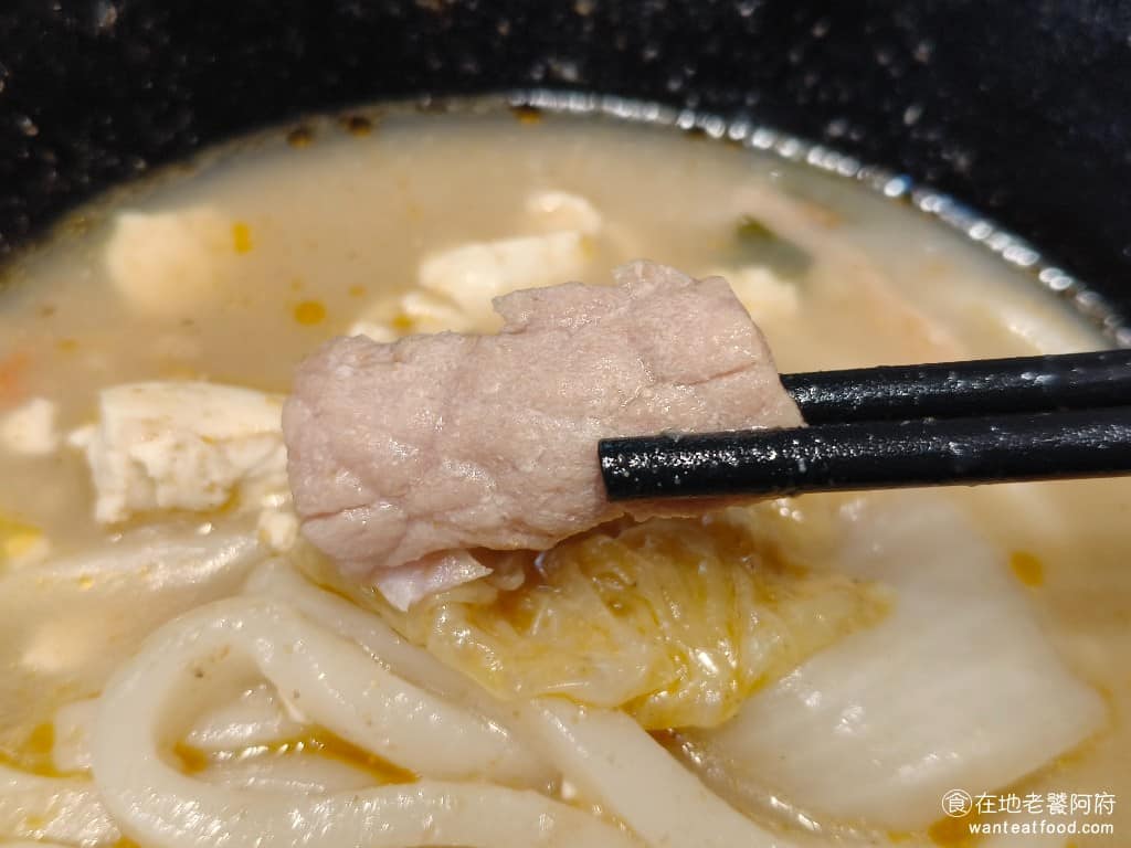 嘉義林聰明沙鍋魚頭台北南港店 嘉義林聰明沙鍋魚頭台北南港店菜單 每碗湯底裡面的配料都有豬肉片,讓主餐不只能吃到魚肉,還能吃到豬肉,這樣搭配蠻好的,只不過豬肉片都是瘦肉,所以口感偏硬。 @在地老饕阿府